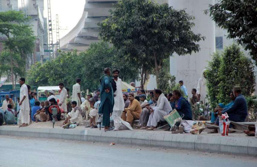 لاہور: چوبرجی میں بڑی تعداد میں مزدور روزگار کے حصول کیلئے ..