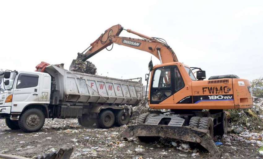فیصل آباد: ایف ڈبلیو ایم سی کے کارکن کچرے کے ڈھیر سے ٹھٹھہ ..