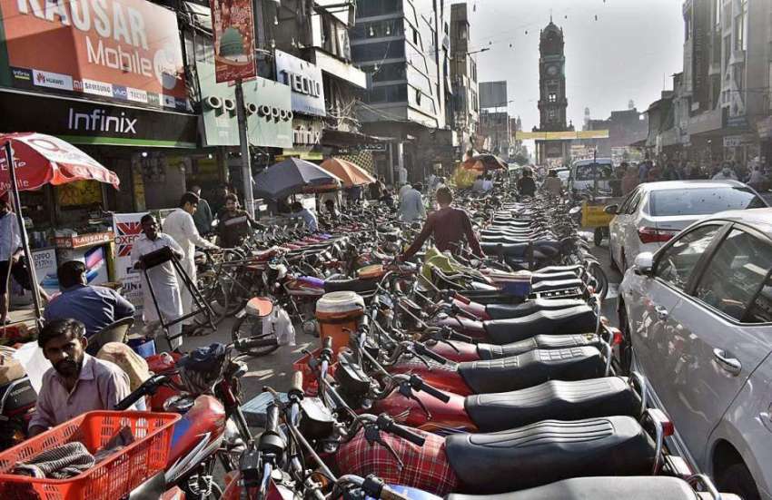 فیصل آباد، کچہری بازار میں موٹر سائیکلوں کی پارکنگ کی وجہ ..
