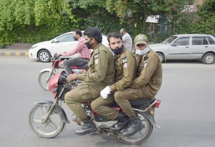لاہور، شہر میں لاک ڈائون کے باعث ڈبل سواری پر پابندی کی خلاف ..