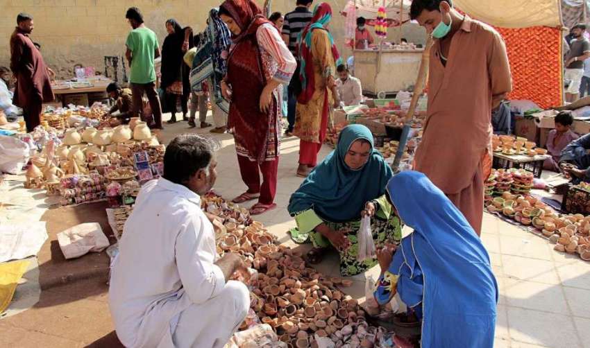 کراچی، دیوالی کیلئے ہندو خواتین لائٹ ہائوس پر مندر میں سٹال ..