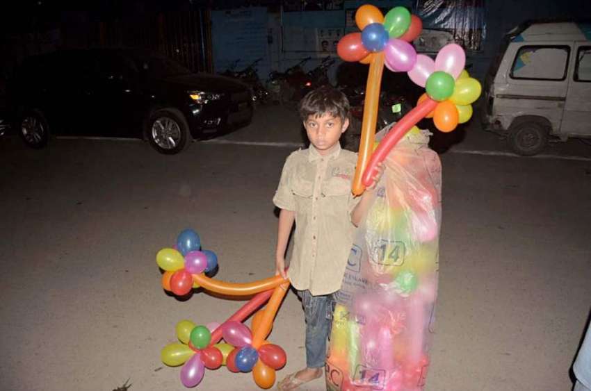 لاہور:ایک محنت کش بچہ غبارے فروخت کررہا ہے۔ 
