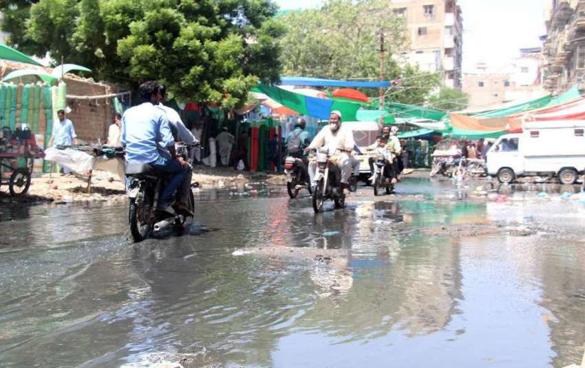 کراچی : کھوڑی گارڈن مارکیٹ میں سوریج کا پانی جمع ہے جس وجہ ..