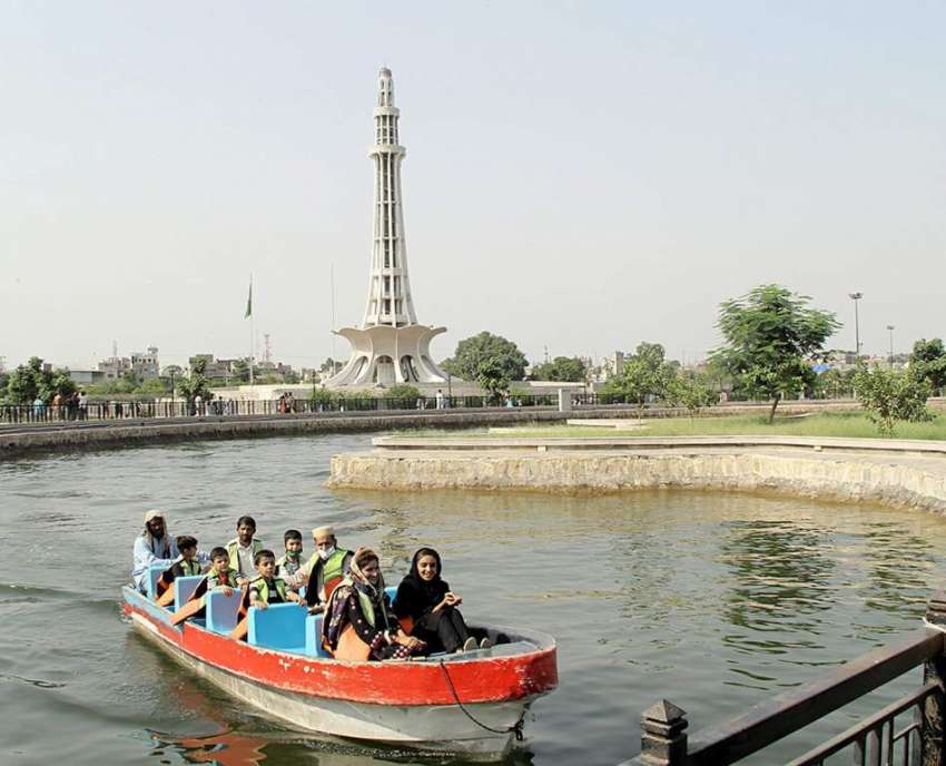 لاہور، گریٹر اقبال پارک کی سیر کیلئے آنے والی فیملی کشتی ..