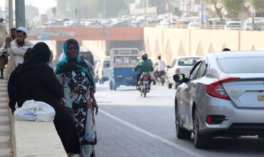 کراچی : پبلک ٹرانسپورٹ نہ ہونے کے باعث شہید ملت روڈ انڈر ..