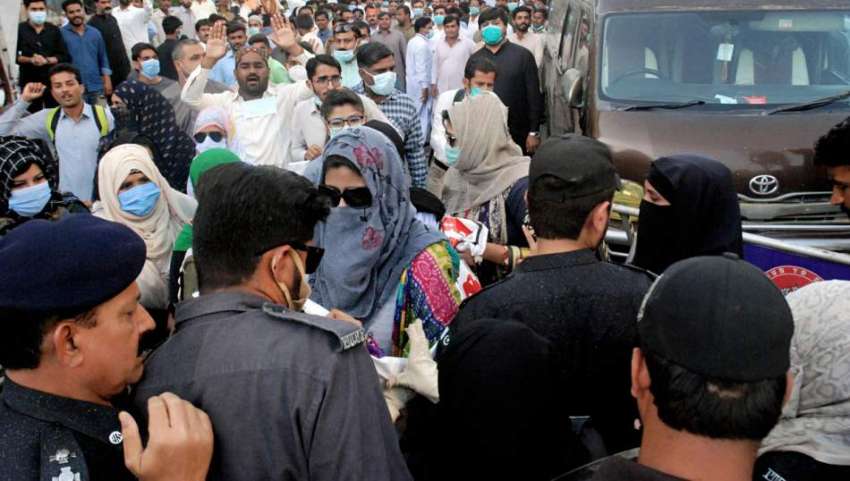 کراچی، کووڈ نرسنگ فورم سندھ کے ارکان ریڈ زون میں داخل ہونے ..
