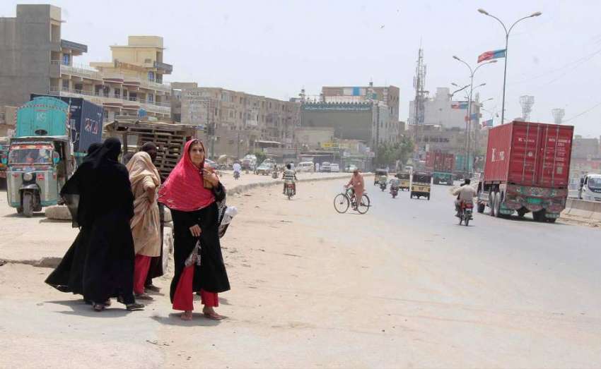 کراچی :لاک ڈوان کے دوران پبلک ٹرانسپورٹ بند ہونے کی وجہ گھروں ..