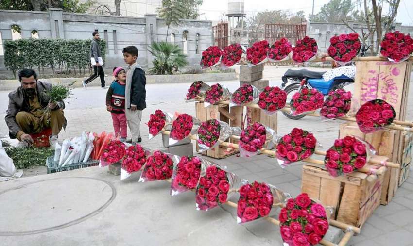 راولپنڈی: سڑک کنارے ایک دکاندار پھولوں کے خوبصورت گلدستے ..