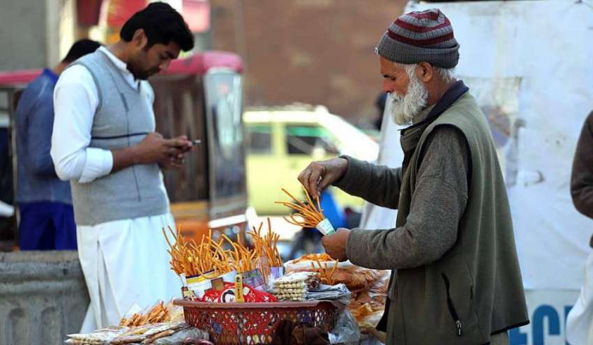 راولپنڈی: ایک بوڑھا فروش سڑک کنارے  مختلف قسم کے کھانے کی ..
