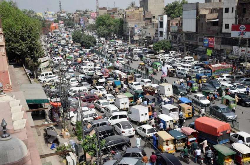 لاہور : لاک ڈاؤن میں نرمی کے بعد سرکلر روڈ پر گاڑیوں کا رش۔
