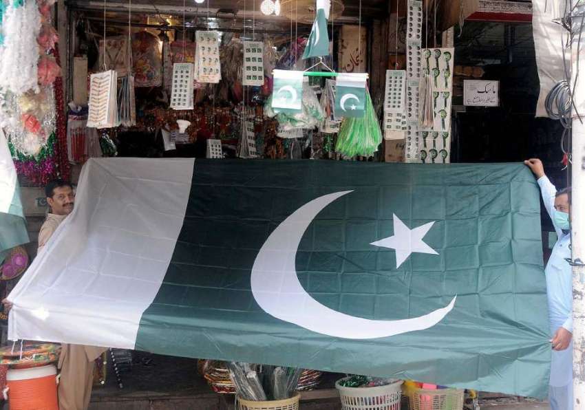 راولپنڈی : راجہ بازار میں ایک شہری بڑے سائز کا قومی پرچم ..