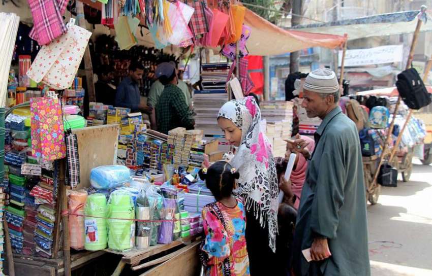 کراچی تعلیمی سرگرمیاں بحال ہونے کے بعد شہری اردو بازار سے ..