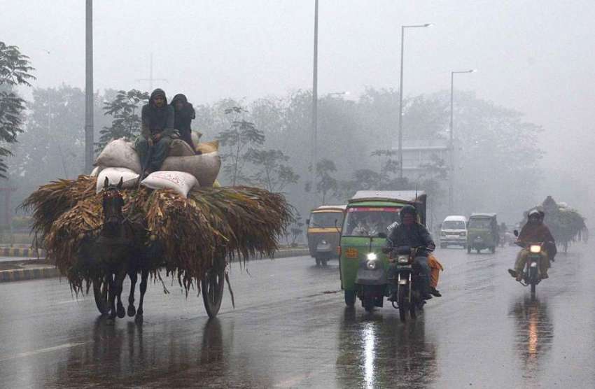 لاہور: شہر میں وقفے وقفے سے بارش کا منظر جس نے موسم کو سرد ..