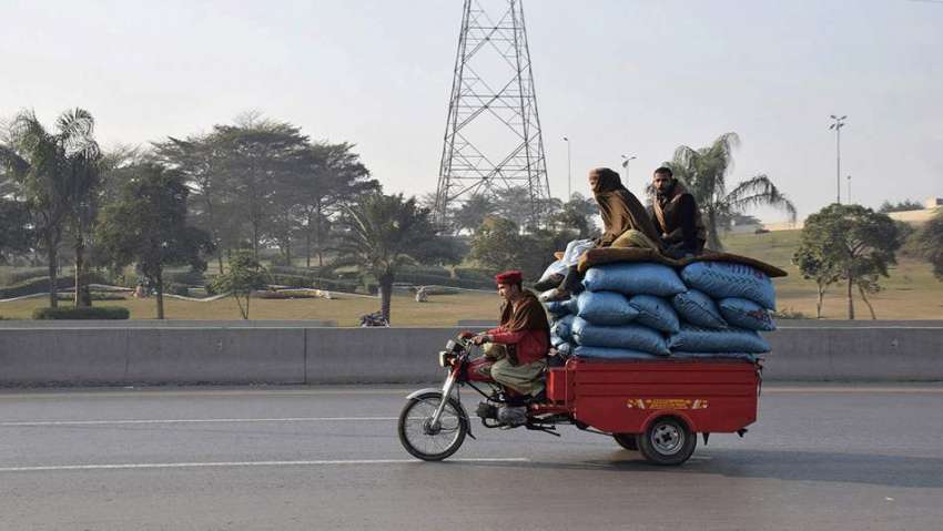 لاہور: ایک شخص موٹرسائیکل رکشے پراوورلوڈنگ کئے جارہا ہے۔
