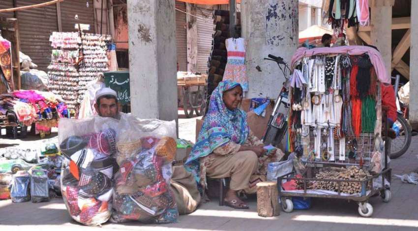 لاہور: ایک بزرگ جوڑا  سڑک کنارے پر روزی روٹی کے لئے مختلف ..