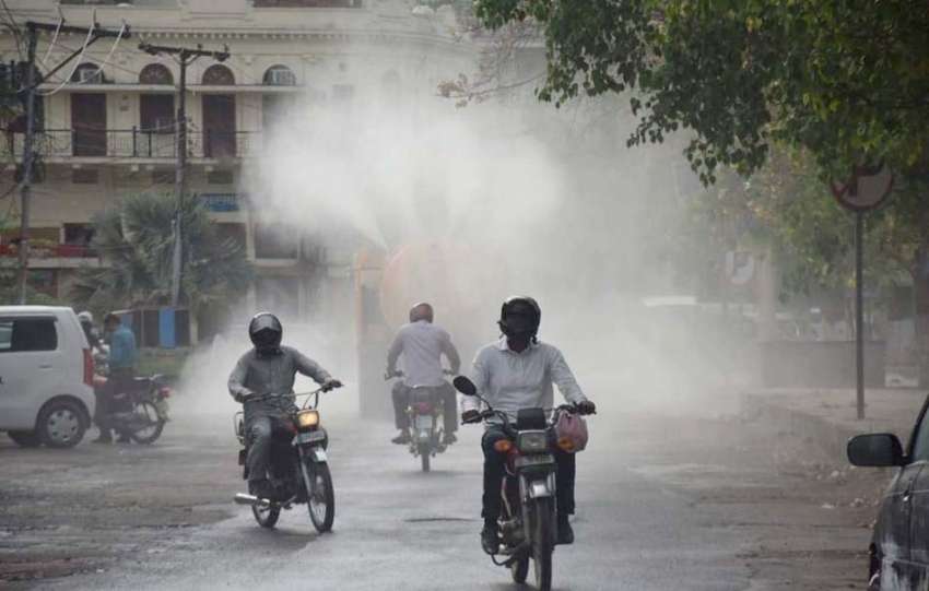 لاہور: کرونا وائرس سے بچاؤ کیلئے مال روڈ پر جراثیم کش سپرے ..