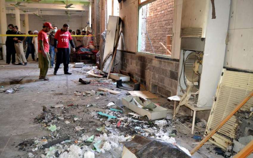 پشاور، جامعہ زبیریہ میں بم دھماکے کے بعد ہونے والی تباہی ..
