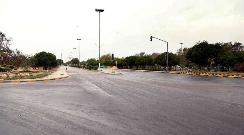 کراچی ائیرپورٹ کی بندش کے باعث اطراف کی سڑکوں پر سناٹا چھایا ..