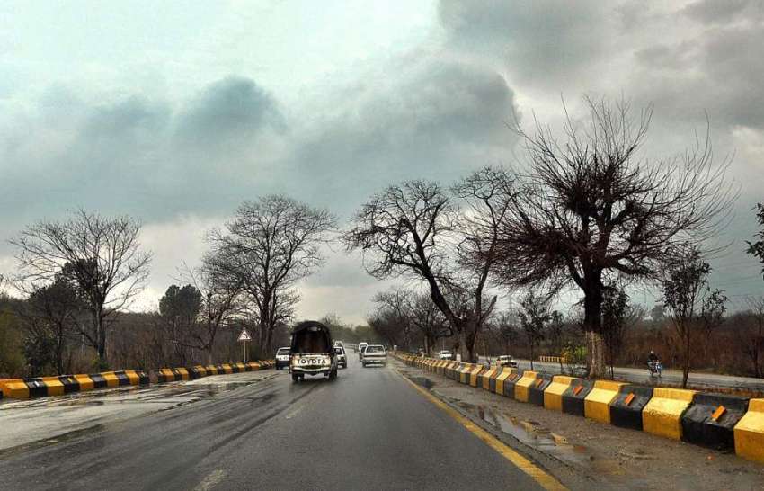 اسلام آباد: شہر کے آسمانوں پر تاریک گھنا بادل منڈلا رہے ہیں۔
