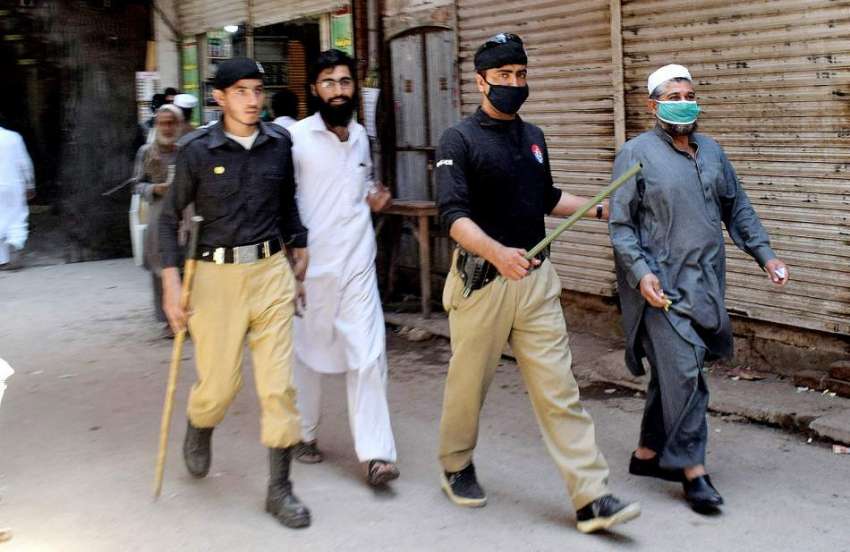 پشاور: لاک ڈاؤن کی خلاف ورزی کرنے والے شہریوں کو پولیس گرفتار ..
