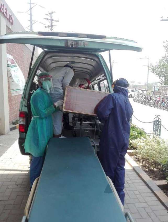 لاہور: کور ونا وائرس سے جاں بحق ہونے والے شخص کی میت ایمبولینس ..