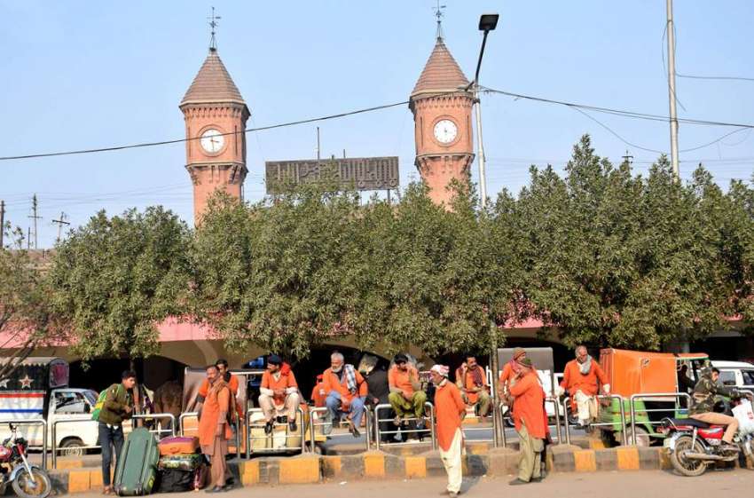 لاہور: ریلوے اسٹیشن کے باہرقلی مسافروں کے انتظار میں بیٹھے ..