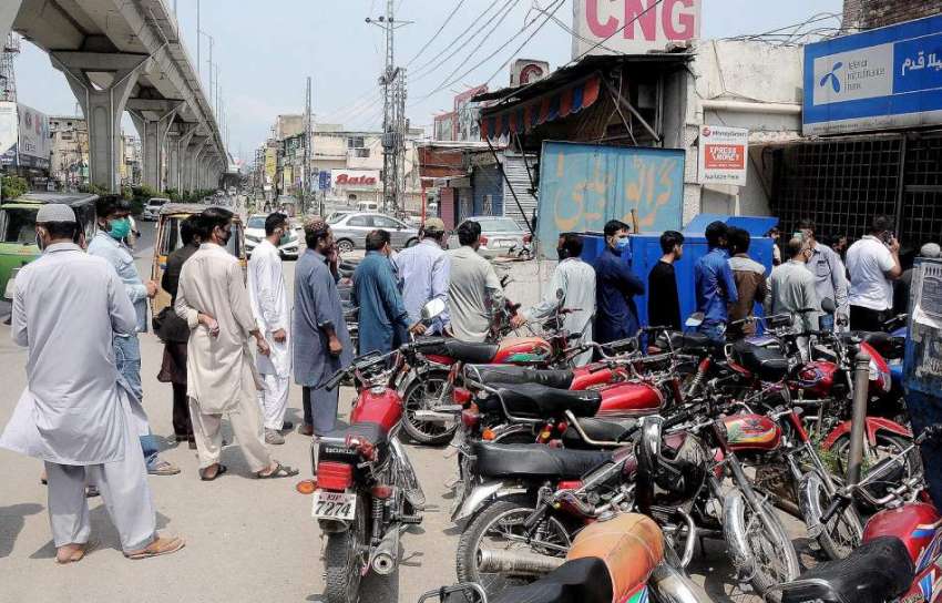 راولپنڈی:نجی بنکوں میں مناسب انتظام نہ ہونے کے باعث شہری ..