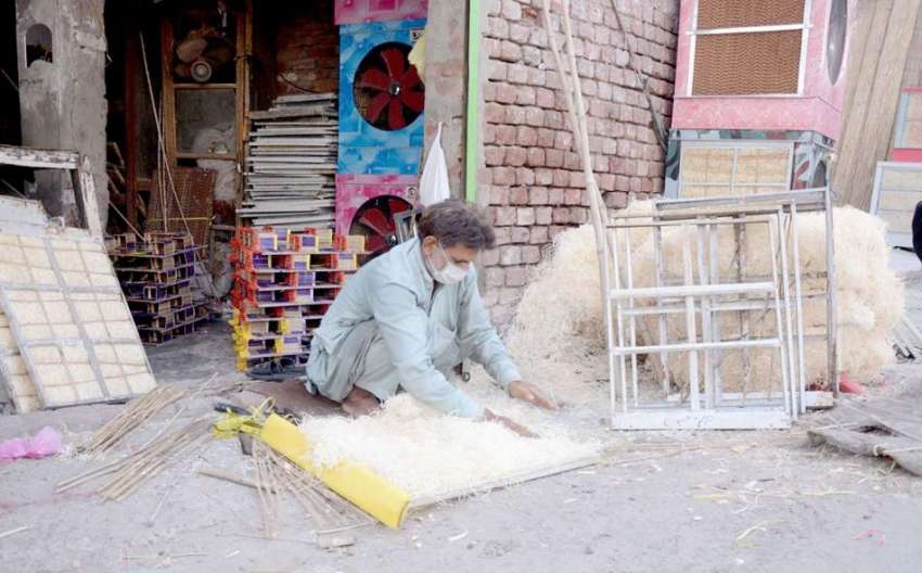 لاہور: کاریگر از کولروں کی خسیں تیار کر رہا ہے