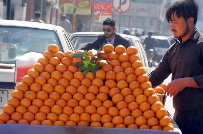 راولپنڈی:۔ ایک ریڑھی فروش ما لٹے سجائے گا گاہکوں کا منتظر ..