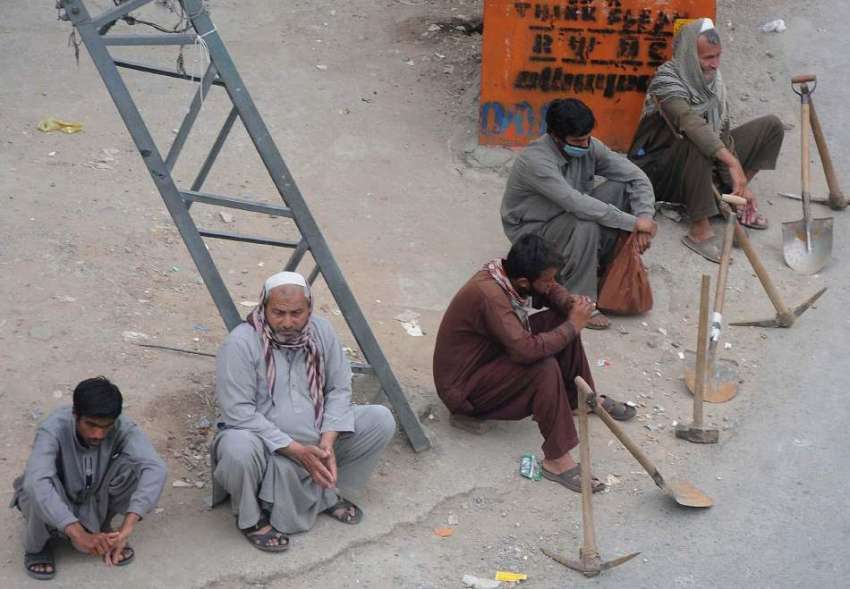 راولپنڈی، چاندنی چوک میں دیہاڑی دار مزدور کام کے انتظار ..