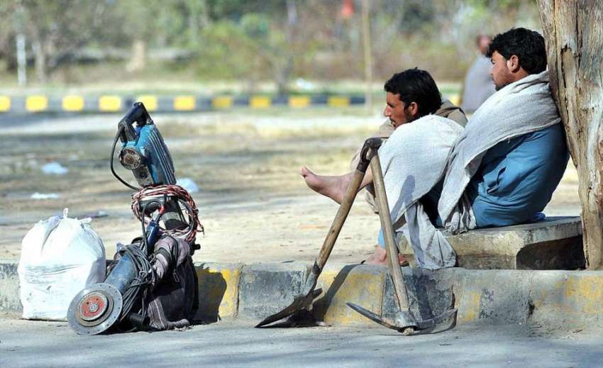 اسلام آباد: مزدور اپنے اوزار کے ساتھ سڑک کے کنارے بیٹھے اپنے ..