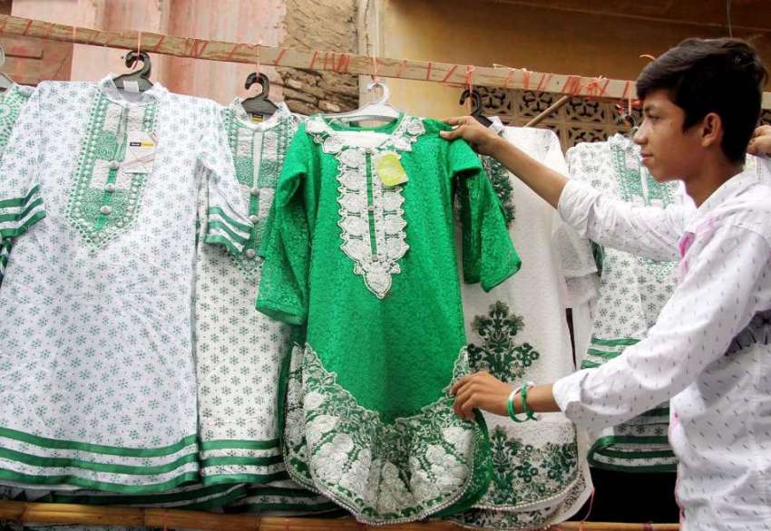 کراچی : دکاندار بچوں کیلئے جشن آزادی کے ملبوسات فروخت کیلئے ..