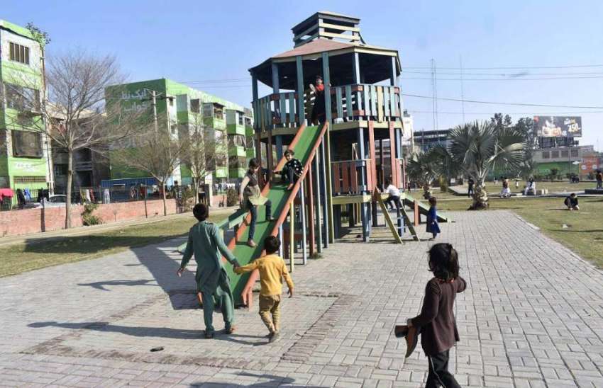 فیصل آباد: بچے پارک میں سلائیڈز سے لطف اندوز ہوتے ہوئے۔