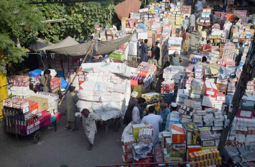 لاہور : دکاندار جوتوں کی مارکیٹ میں خریدوفروخت کر رہے ہیں۔ ..