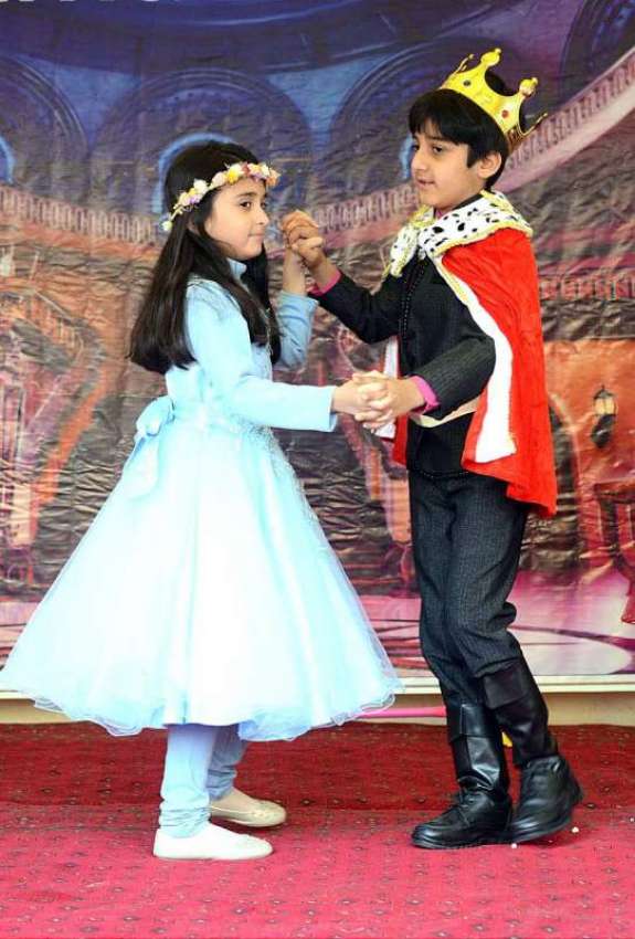 پشاور: بی ایچ ایس ایس ورسک کیمپس میں ڈرامہ فیسٹیول کے دوران ..