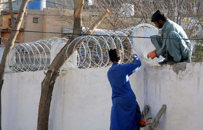 راولپنڈی: ویمن ڈگری کالج کی دیوار پر محنت کش خار دار تار ..