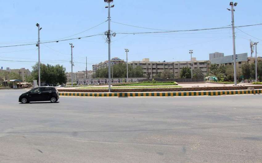 کراچی : لاک ڈوان کے باعث بلاوسں چورنگی پر سناٹا چھایا ہوا ..