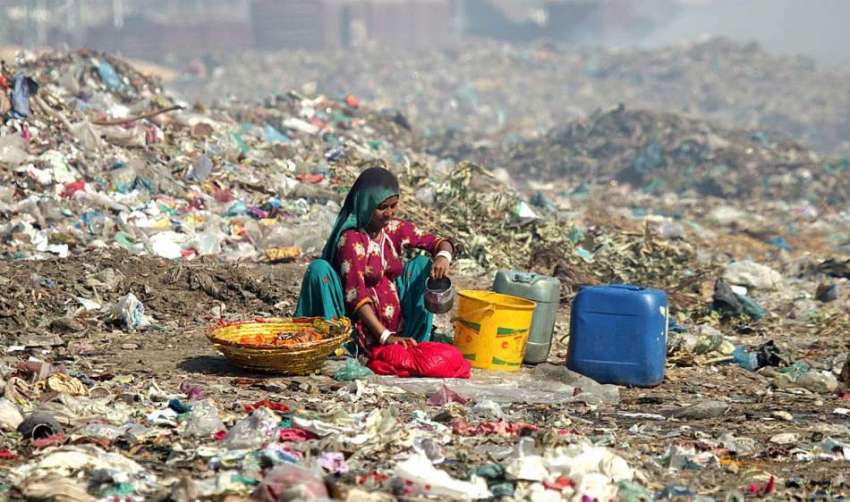 حیدرآباد: مکی شاہ کے علاقے میں کچرے کے ڈھیر کے بیچ بیٹھ کر ..