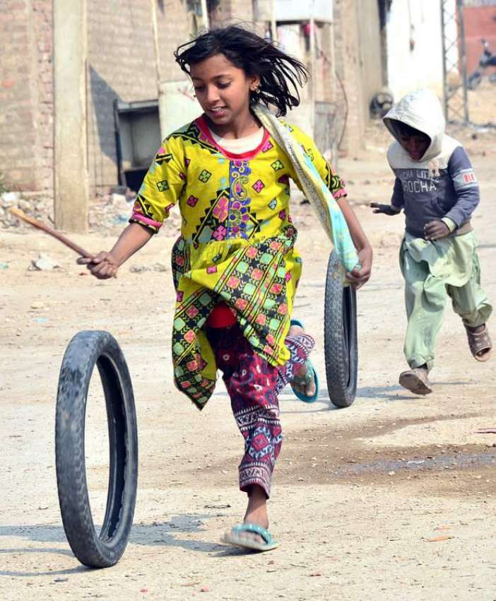 حیدرآباد: لطیف آباد میں سڑک پر پرانے ٹائروں کے ساتھ کھیلتے ..