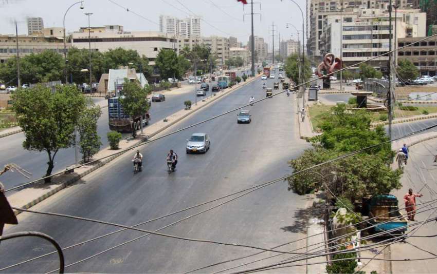 کراچی : لاک ڈوان کے باعث کلفٹن پرٹریفک معمول سے کم دکھائی ..