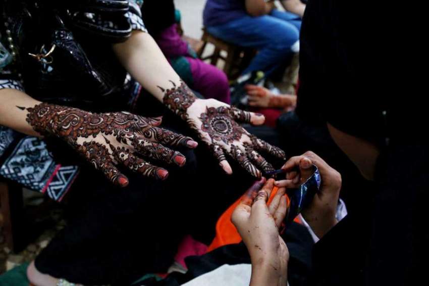 کراچی: بچیاں عید کیلئے ہاتھوں پر مہندی لگوارہی ہیں۔
