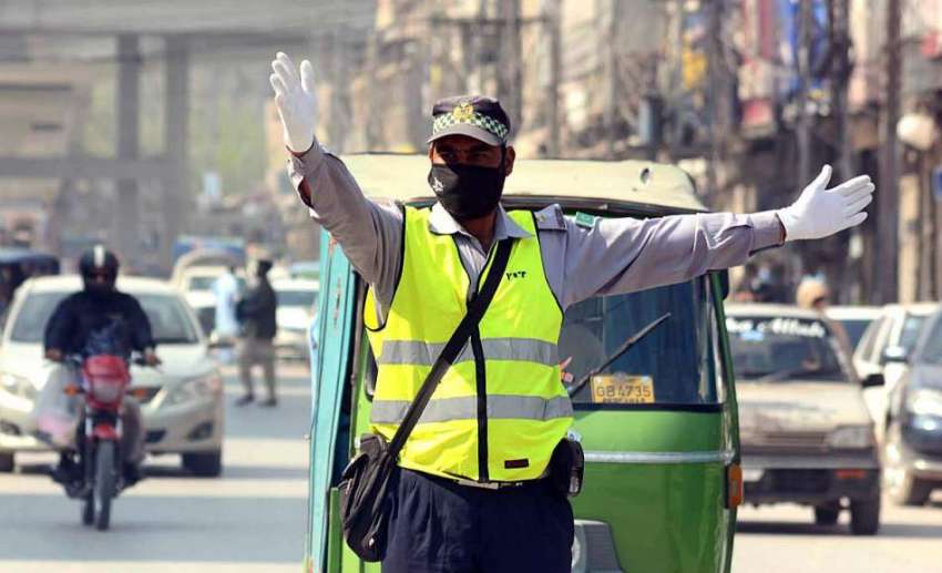 پشاور: صدر روڈ پر کورونا وائرس کے احتیاطی تدابیر کے طور پر ..