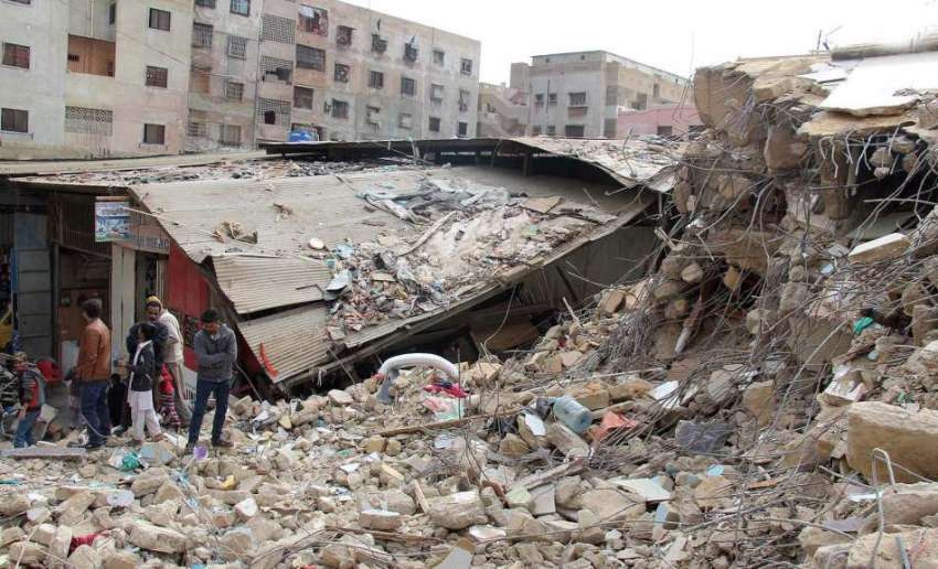 کراچی :سومر اگلی ٹمبر مارکیٹ میں گرنے والی عمارت کا ملبہ ..