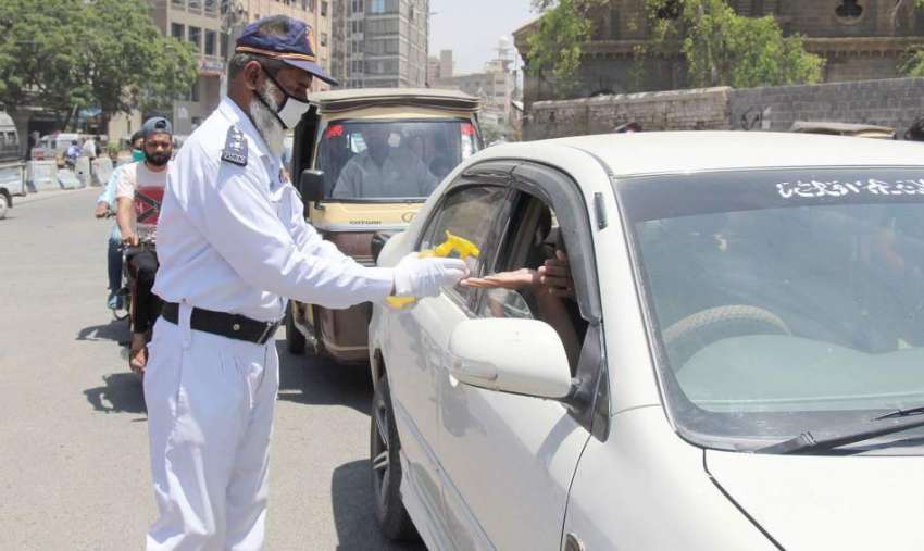 کراچی : کورونا وائرس سے بچاؤ کی خاطر ٹاور کے علاقہ میں ٹریفک ..