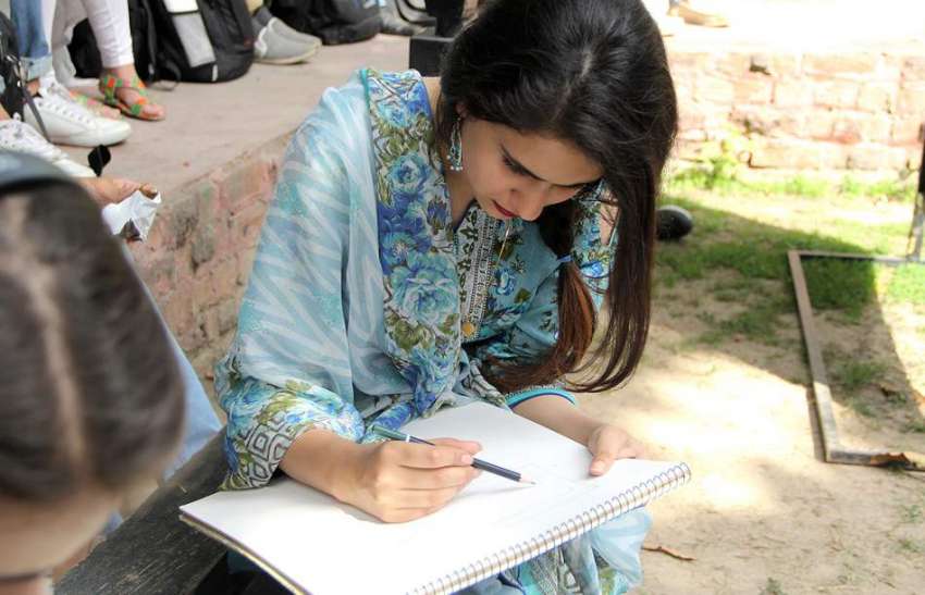 لاہور:الحمراء کلچرل کمپلیکس کے احاطے میں بیٹھی لڑکی ڈرائنگ ..