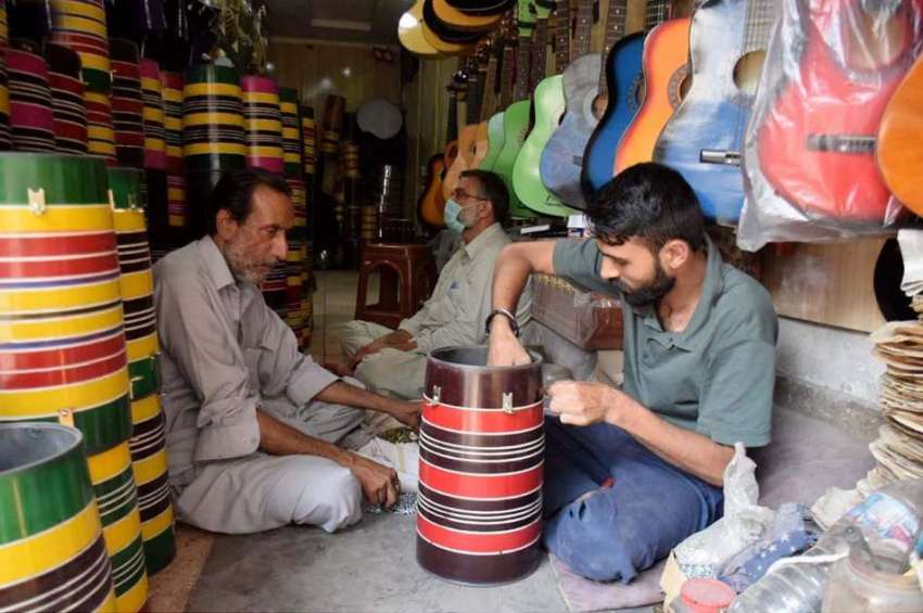 لاہور :ایک کاریگر ڈھولکی تیار کر رہا ہے۔ 