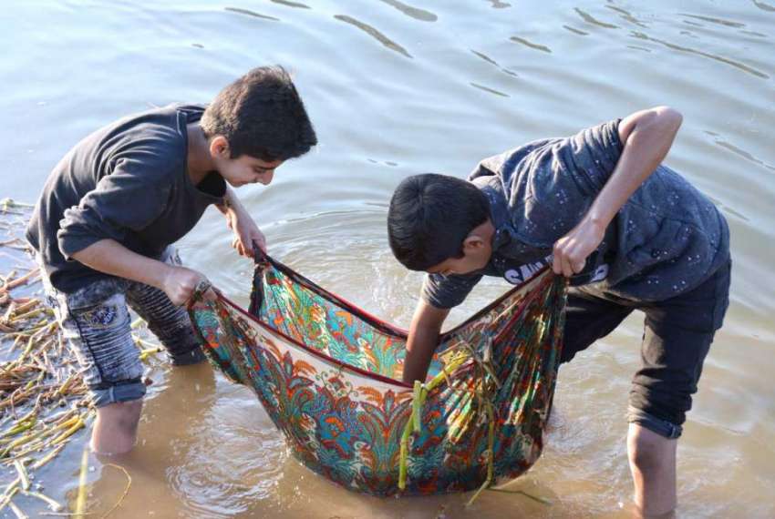 سرگودھا: ماہی گیری بچے نہر سے مچھلیاں پکڑنے میں مصروف ہیں