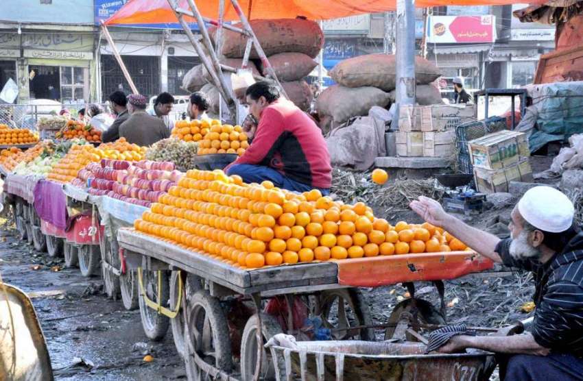 اسلام آباد: فروٹ اور سبزی منڈی میں دکاندارپھل فروخت کرنے ..