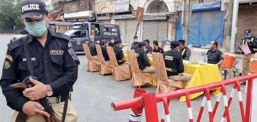 کراچی : اولڈ سٹی ایریامیں لاک ڈاؤن کے دوران سیکیورٹی پر تعینات ..