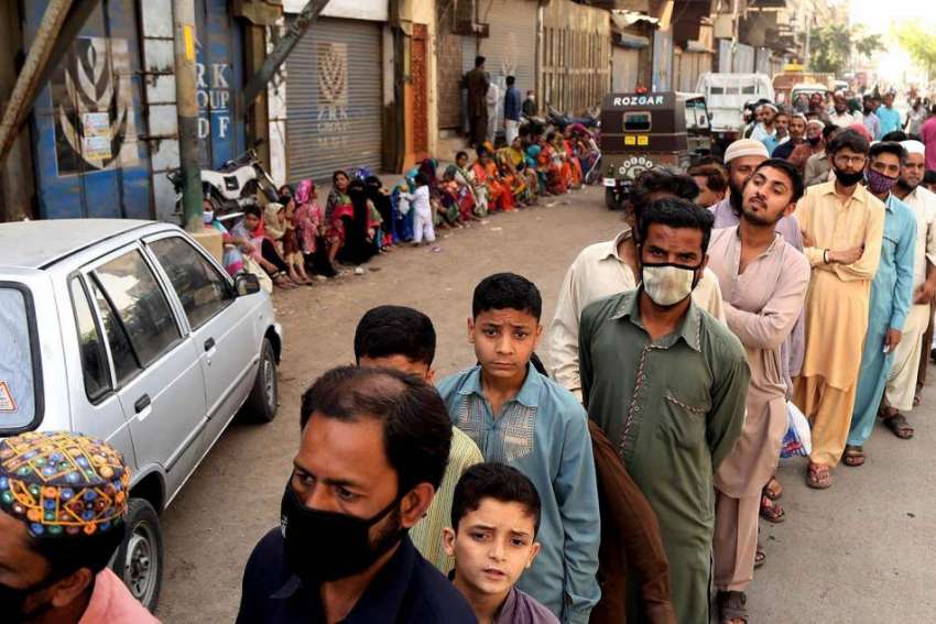 کراچی، پرانا حاجی کیمپ کے علاقے میں تقسیم کئے جانے والے ..